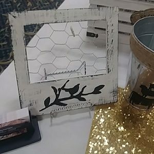 Chippy paint chicken wire frame